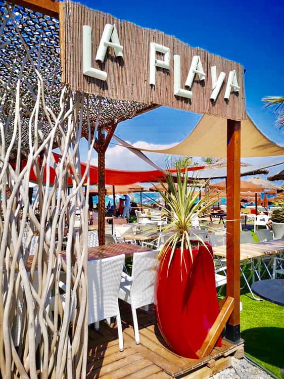 Photographie d'une terrasse de restaurant au bord de la plage