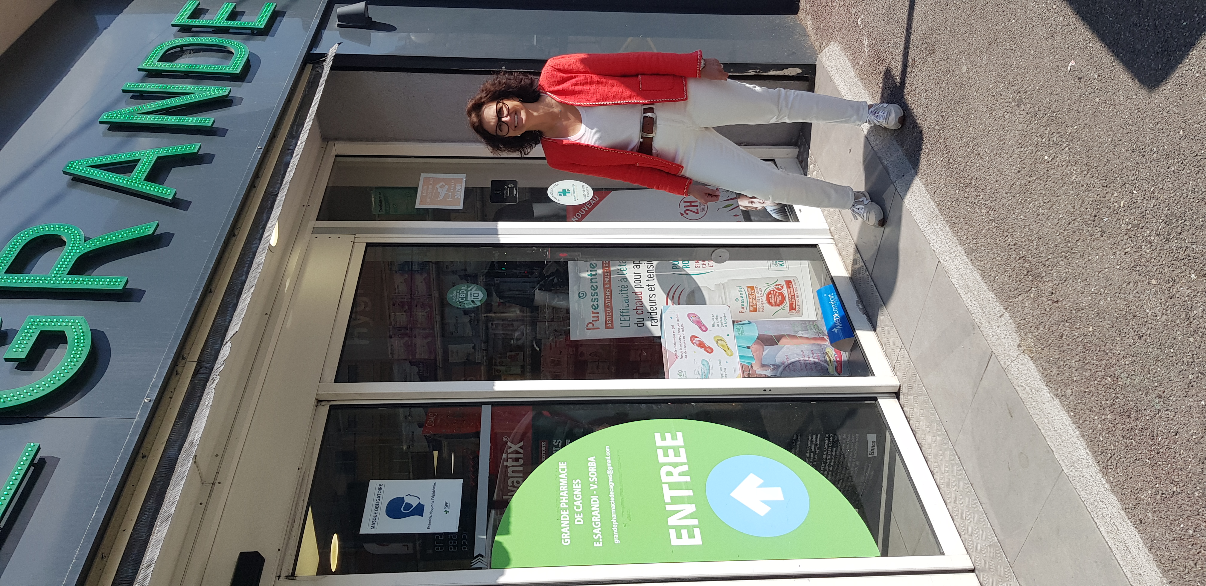 Photo de Valérie Sorba devant la Grande Pharmacie de Cagnes-sur-mer