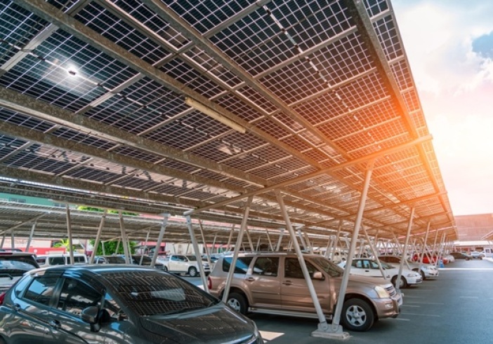 Illustration article : Panneaux photovoltaïques et équipement des parkings : un délai supplémentaire ?