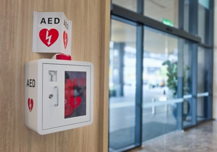 Illustration article : Installation d’un défibrillateur : de plus en plus d’ERP concernés