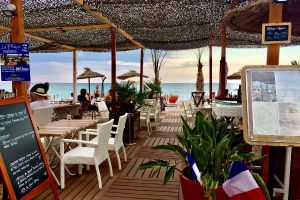 Photographie d'une terrasse de restaurant au bord de la plage